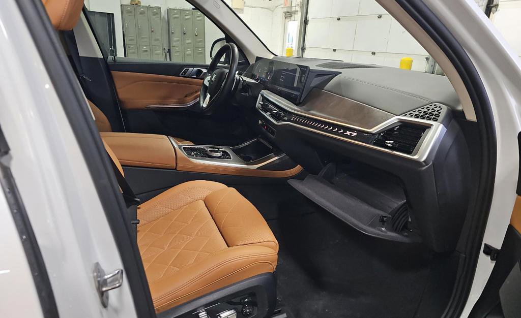Used 2024 BMW X7 xDrive40i w/ Premium Package image 8
