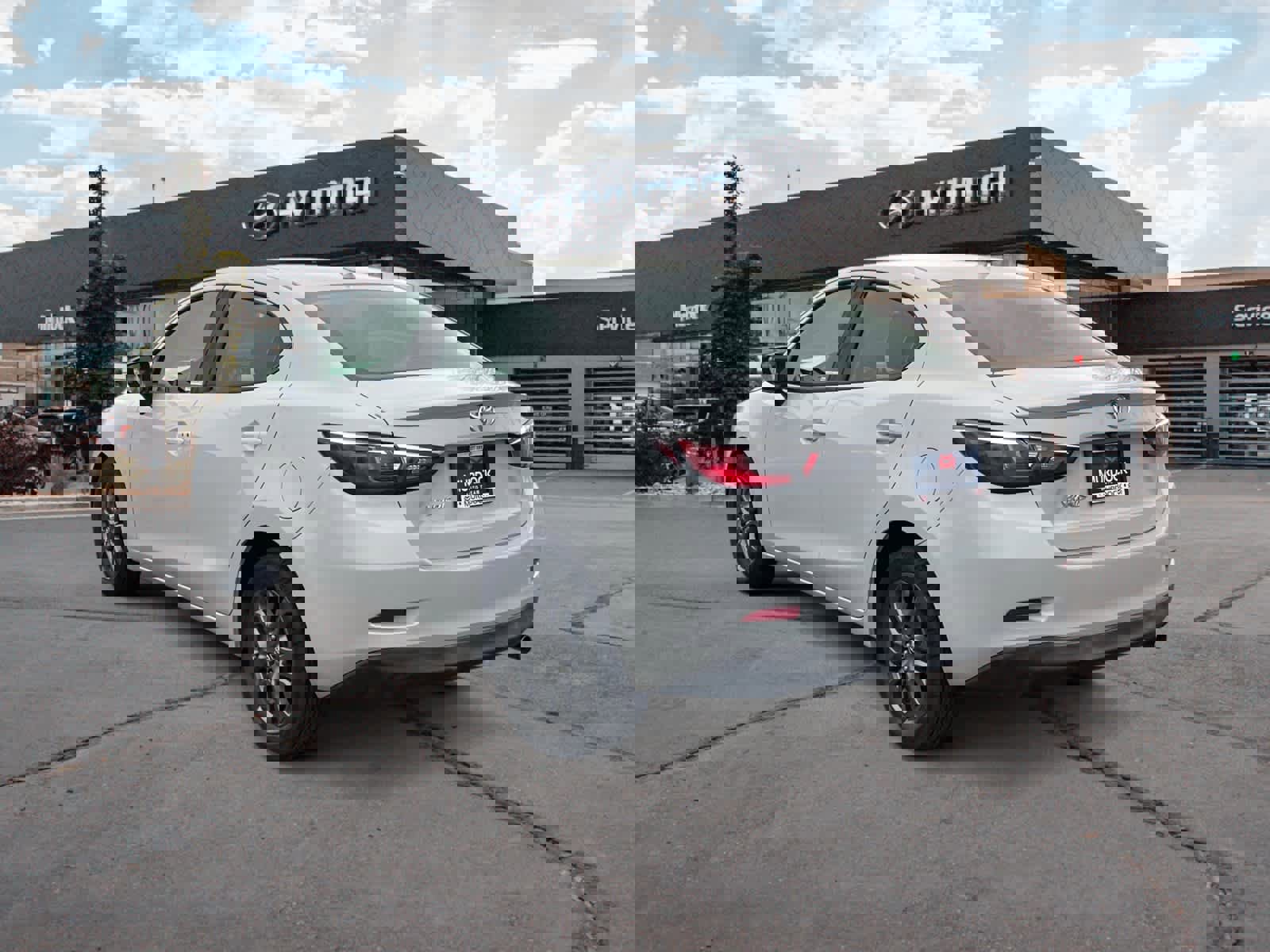 Used 2019 Toyota Yaris LE image 3