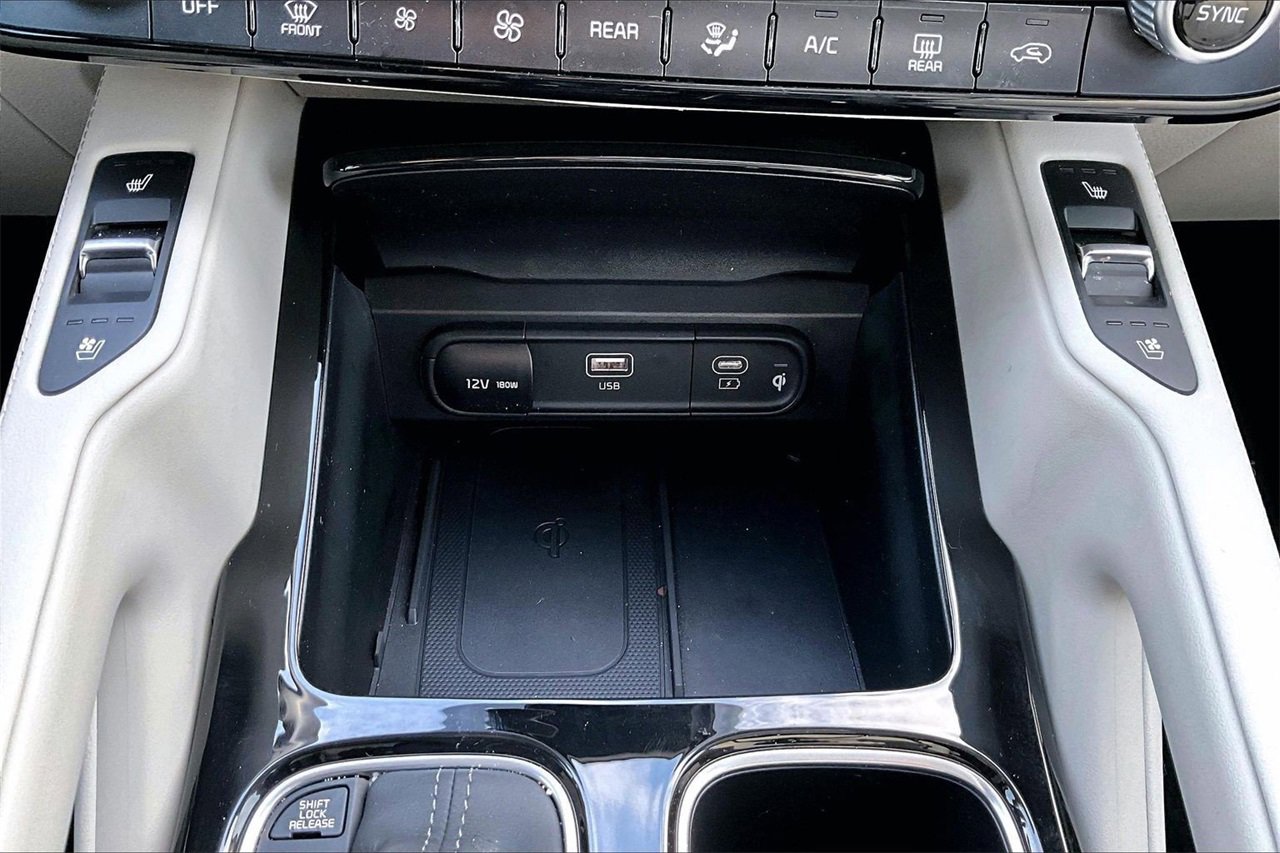 Used 2025 Kia Telluride EX w/ EX Captain's Chair Package image 16
