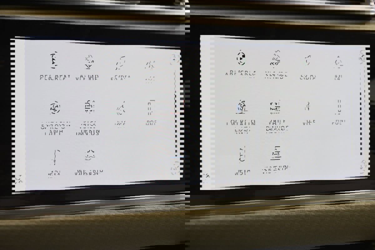 Used 2021 Land Rover Range Rover Velar R-Dynamic S image 36