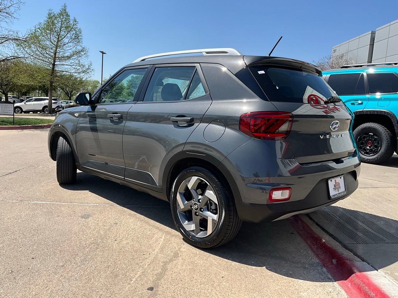 Used 2025 Hyundai Venue SEL image 8