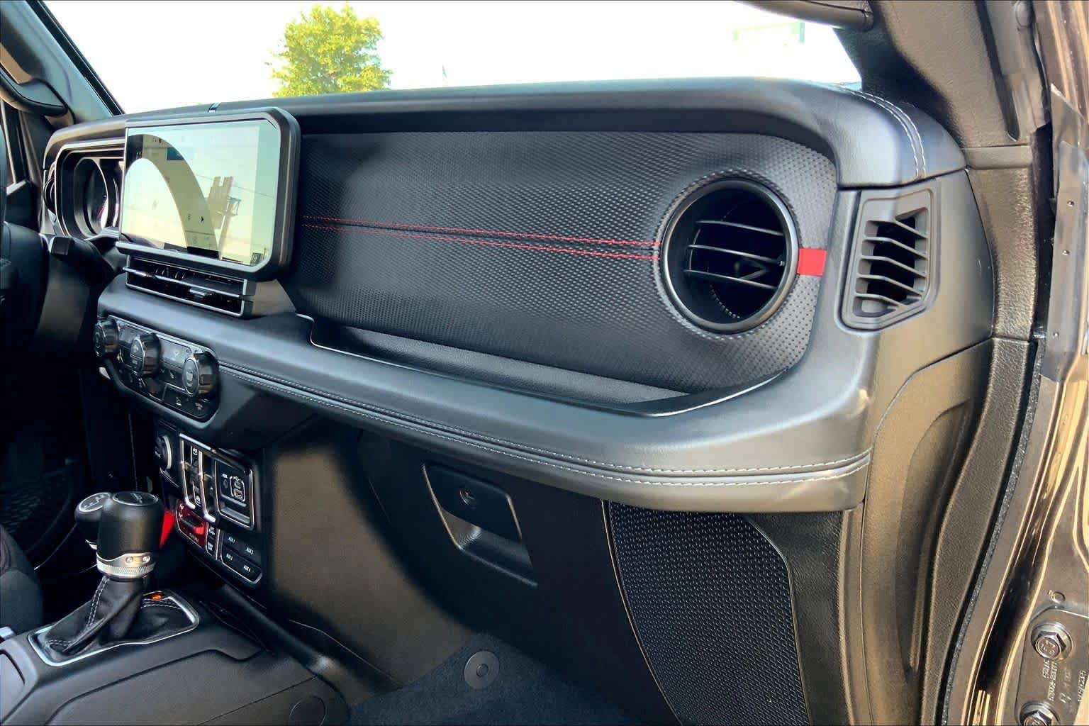 Used 2025 Jeep Gladiator Rubicon w/ Convenience Group AWD/4WD image 18