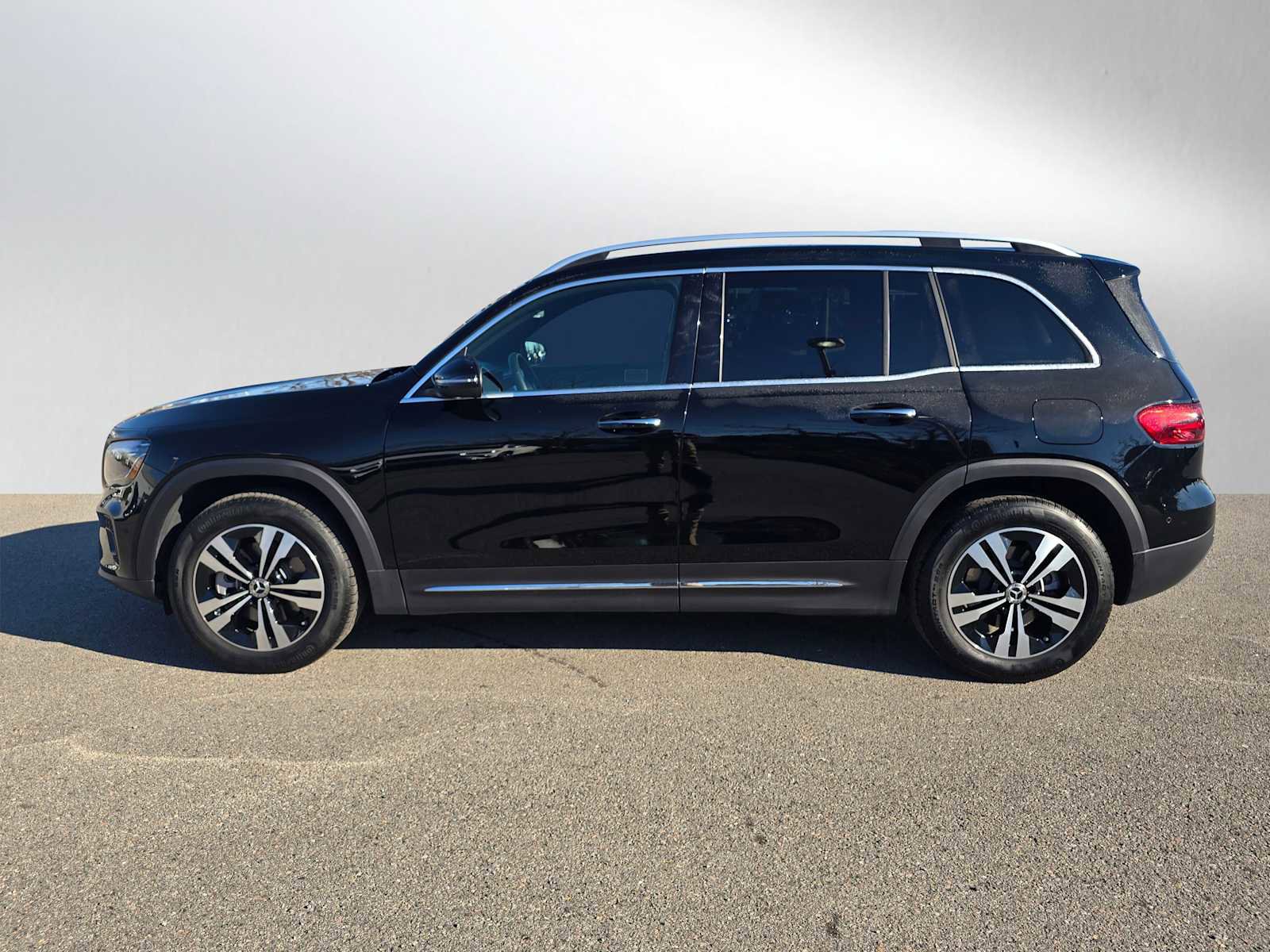 Used 2025 Mercedes-Benz GLB 250 4MATIC image 6