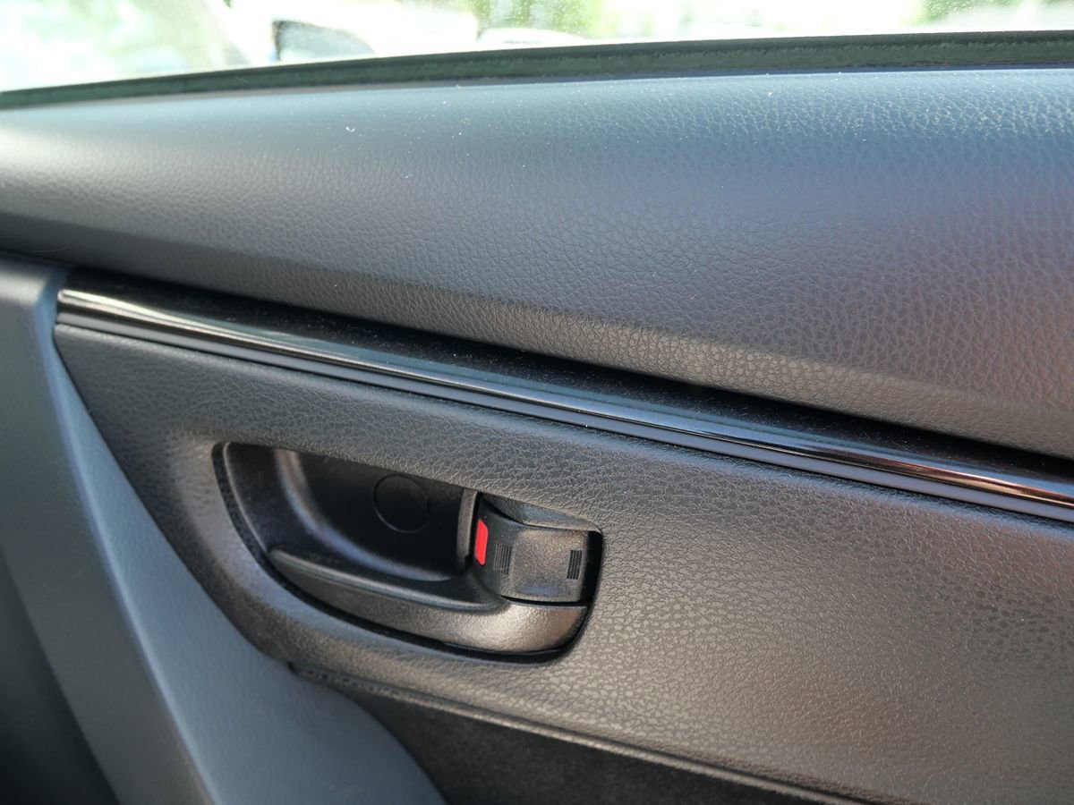 Used 2017 Toyota Corolla L w/ Carpet Mat Package (TMS) FWD image 33