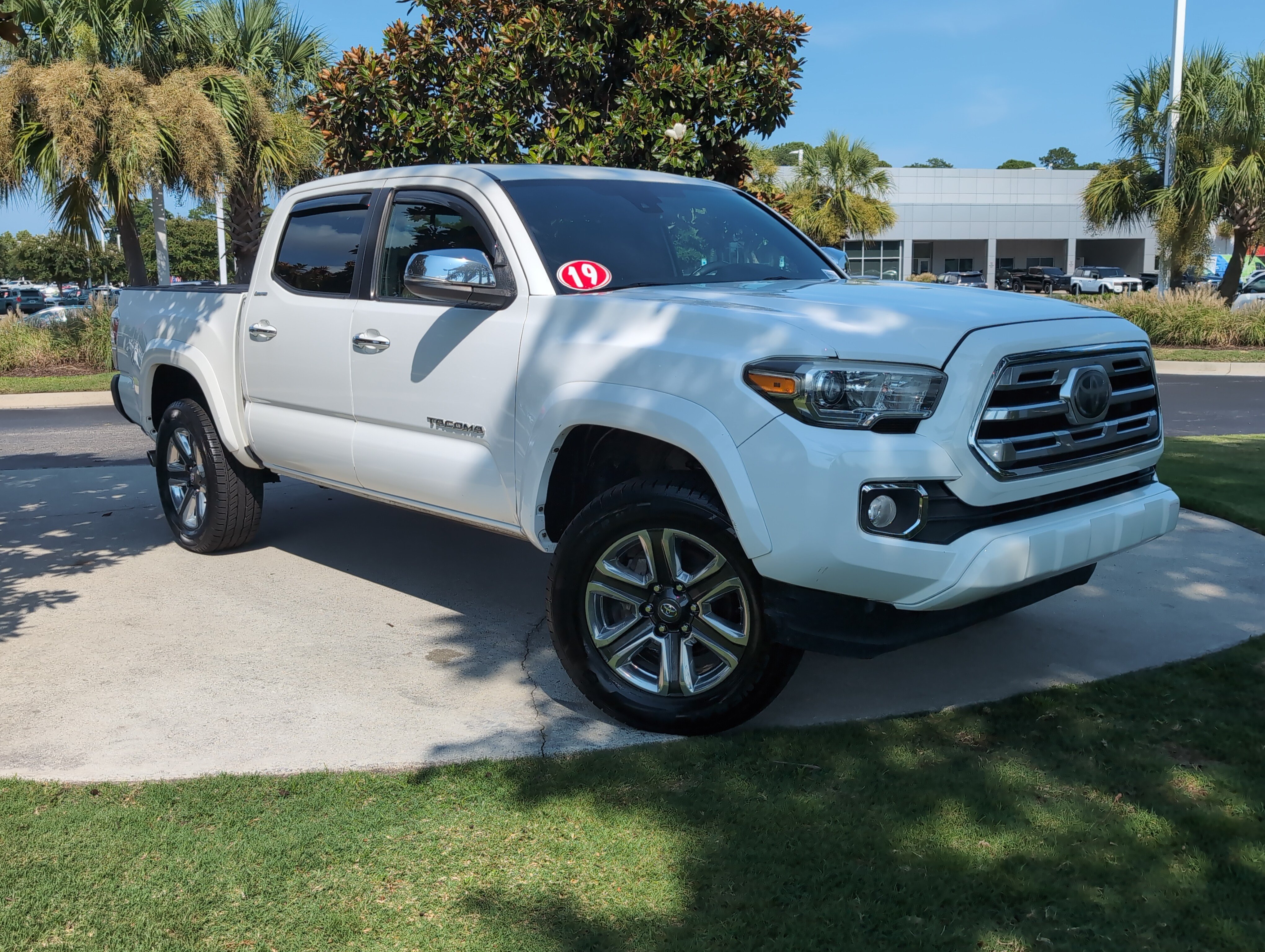 Used 2019 Toyota Tacoma Limited AWD/4WD image 2