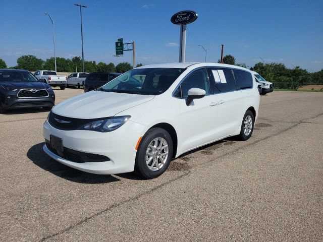 Used 2023 Chrysler Voyager LX FWD image 17