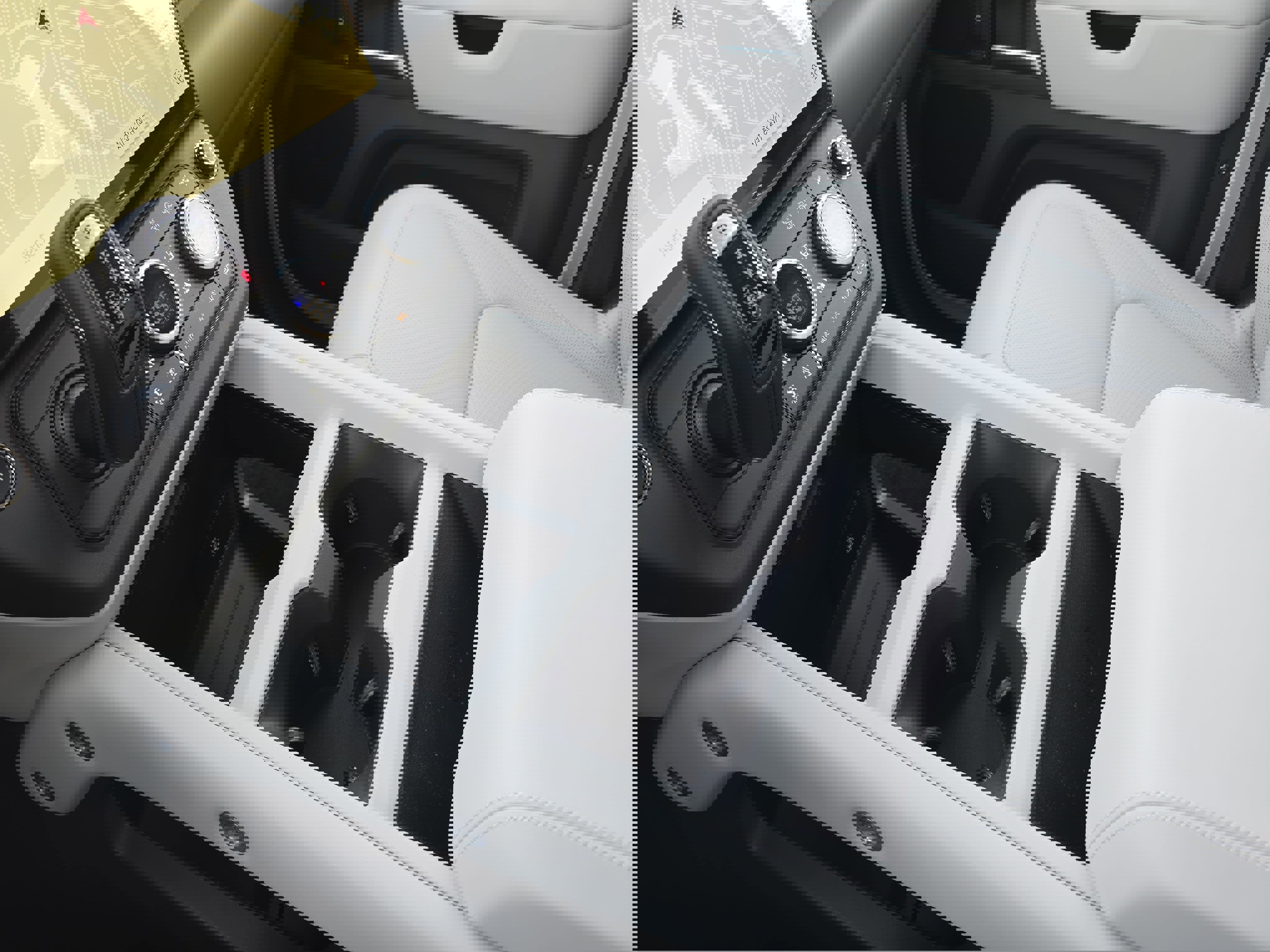 New 2026 Land Rover Defender 130 X-Dynamic SE image 25