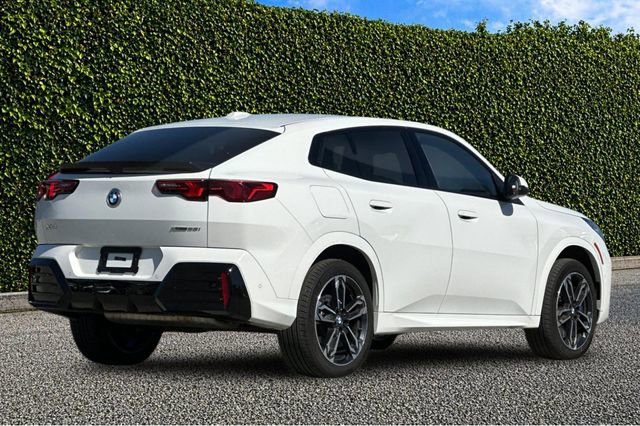 Used 2025 BMW X2 xDrive28i w/ M Sport Package AWD/4WD image 4