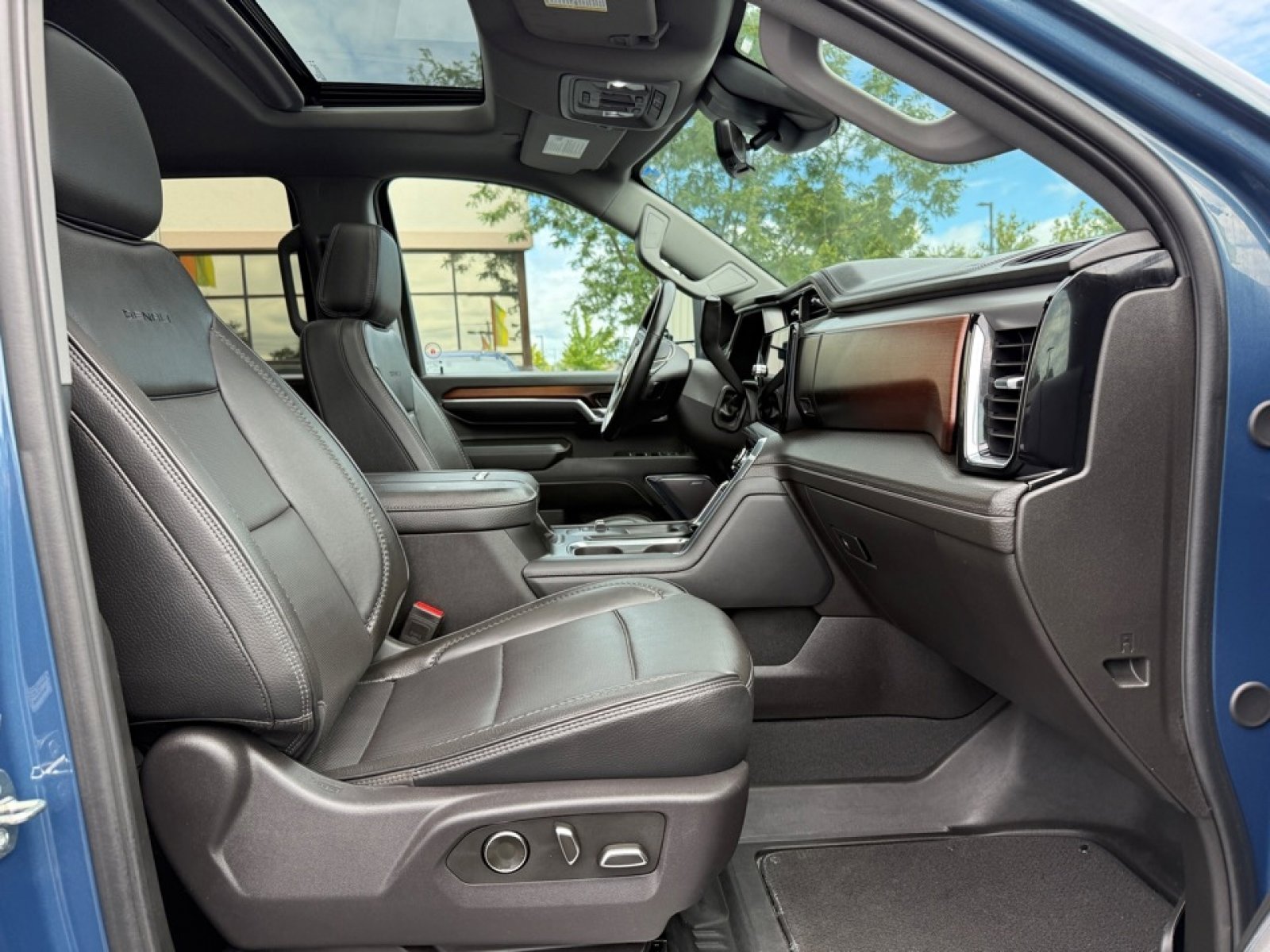 Used 2024 GMC Sierra 2500 Denali w/ Technology Package image 11