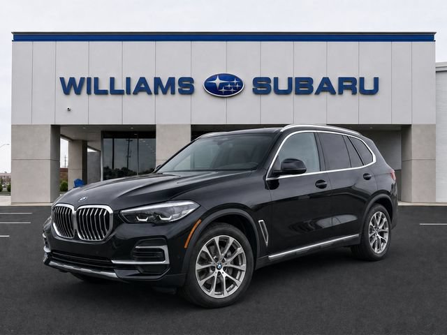 Used 2022 BMW X5 xDrive40i w/ Parking Assistance Package AWD/4WD image 2