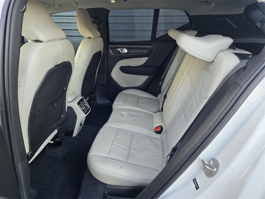 Used 2023 Volvo XC40 B5 Plus image 10