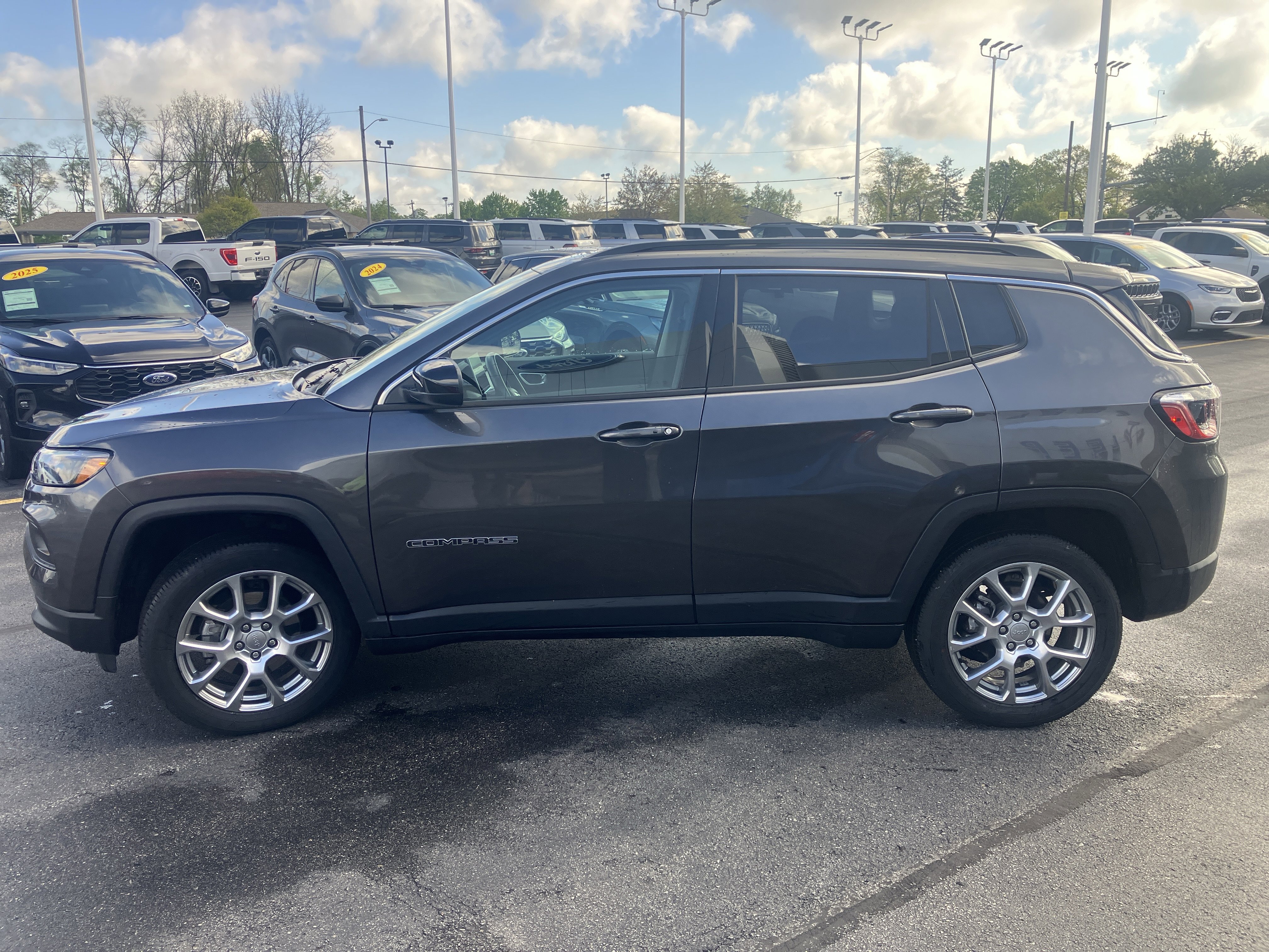 Used 2022 Jeep Compass Latitude w/ Sun and Sound Group AWD/4WD image 4