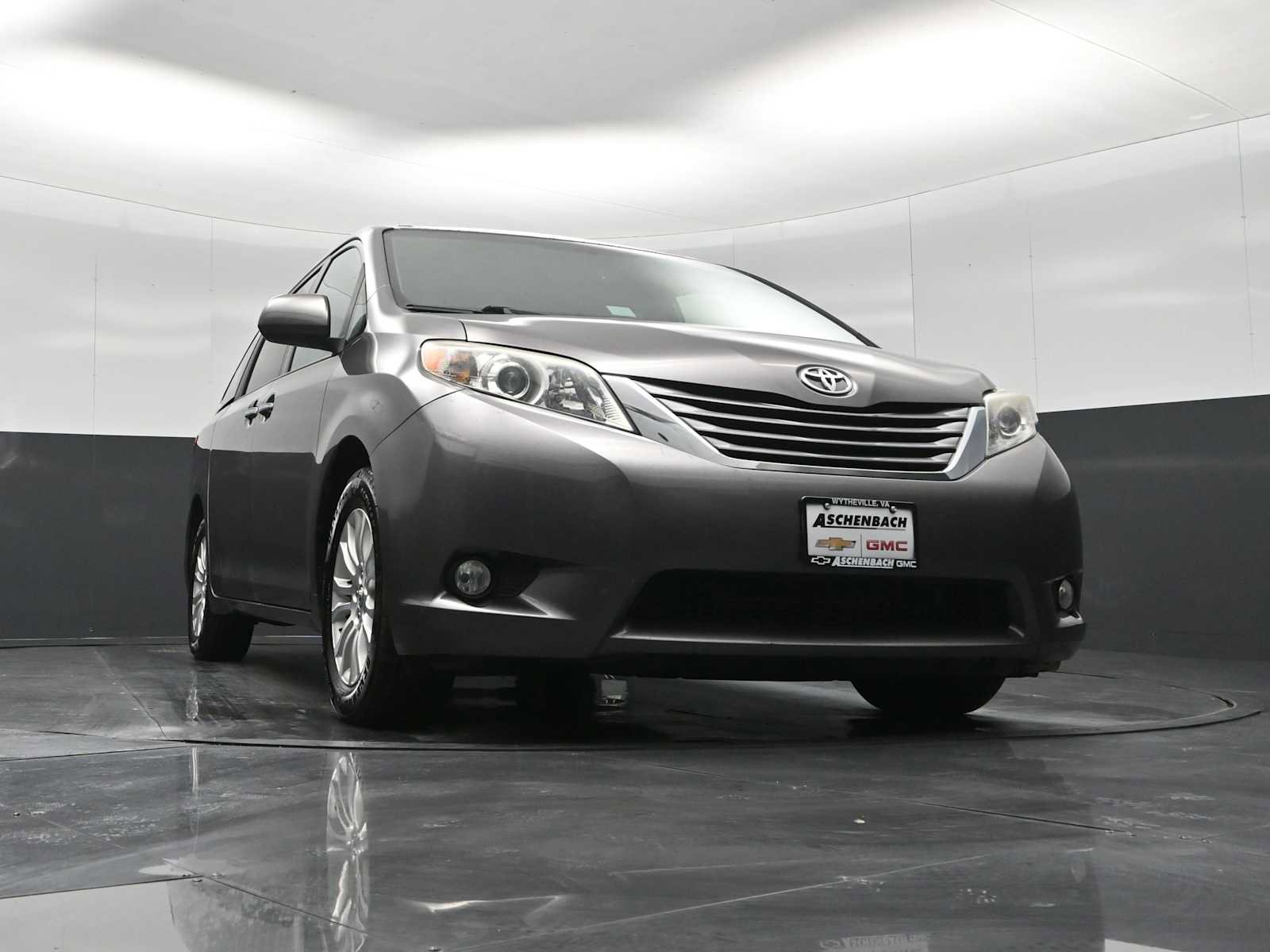 Used 2015 Toyota Sienna XLE image 24