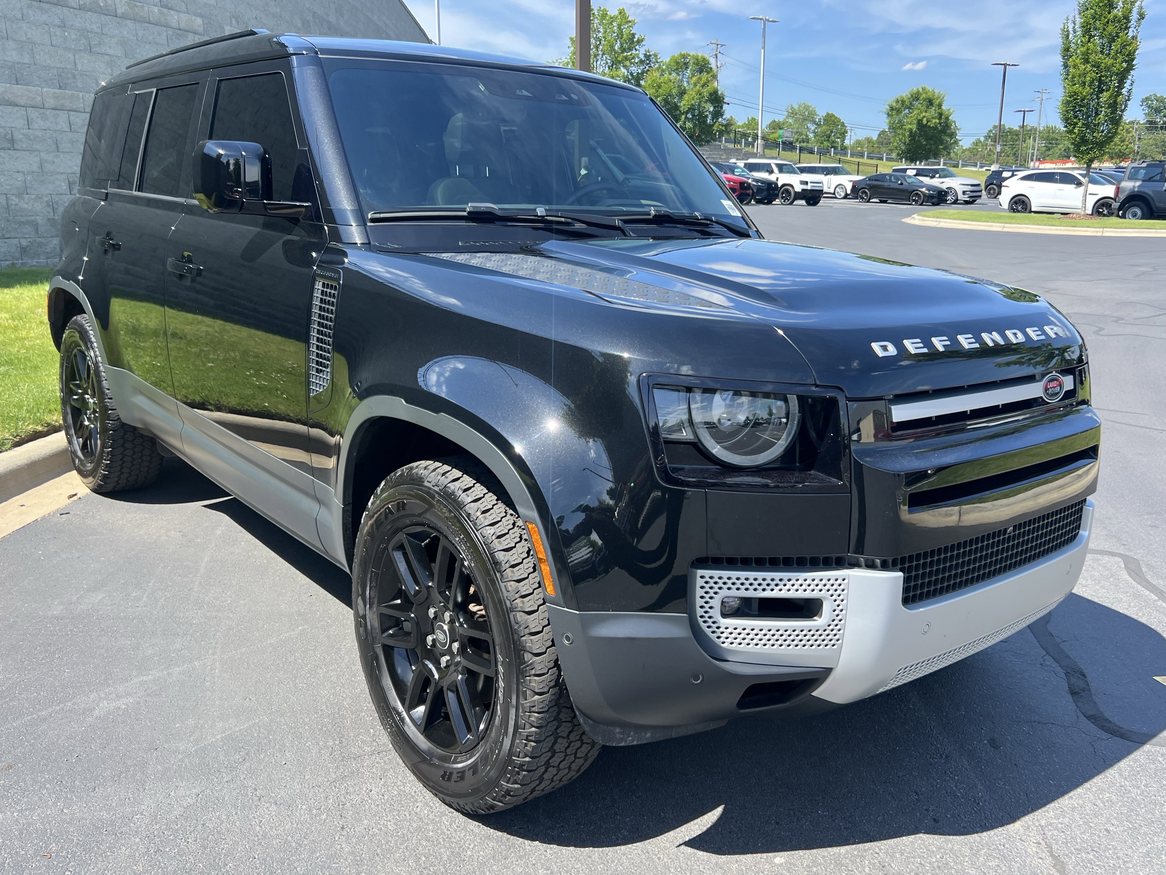 Used 2025 Land Rover Defender 110 S AWD/4WD image 9