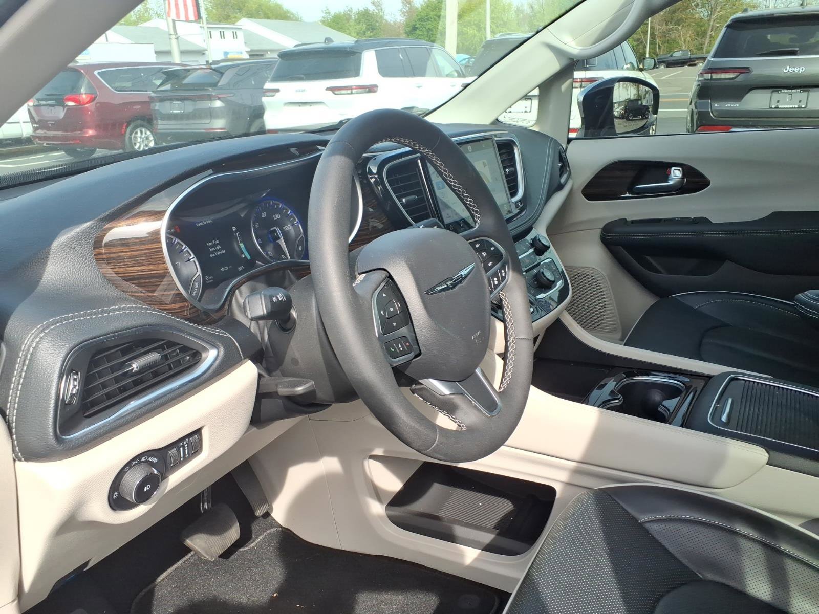 Used 2023 Chrysler Pacifica Limited AWD/4WD image 14