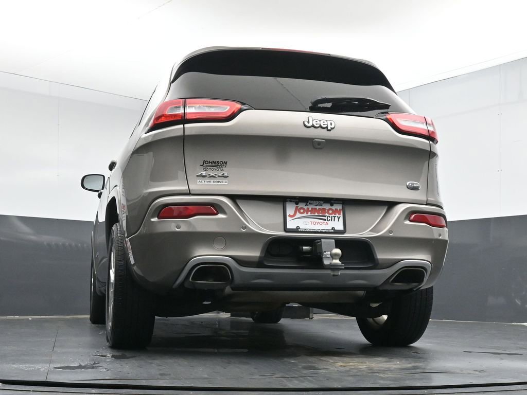 Used 2017 Jeep Cherokee Overland w/ Technology Group AWD/4WD image 37