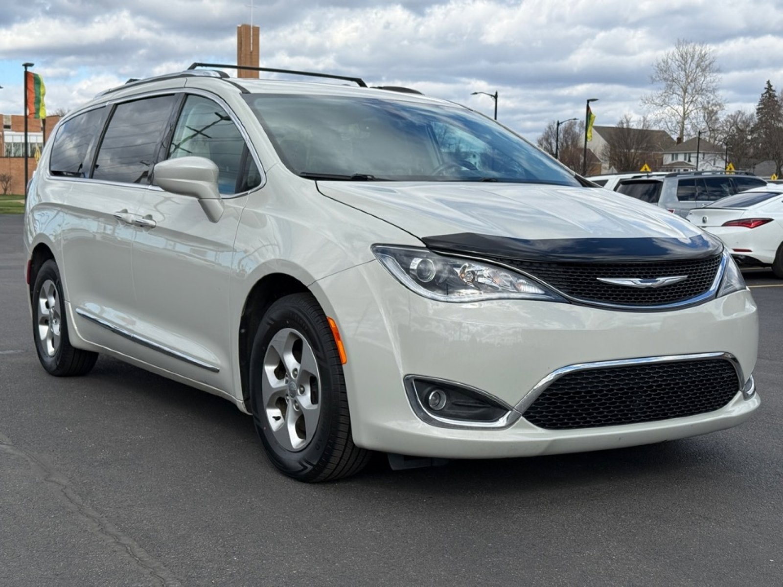 Used 2017 Chrysler Pacifica Touring-L Plus image 2