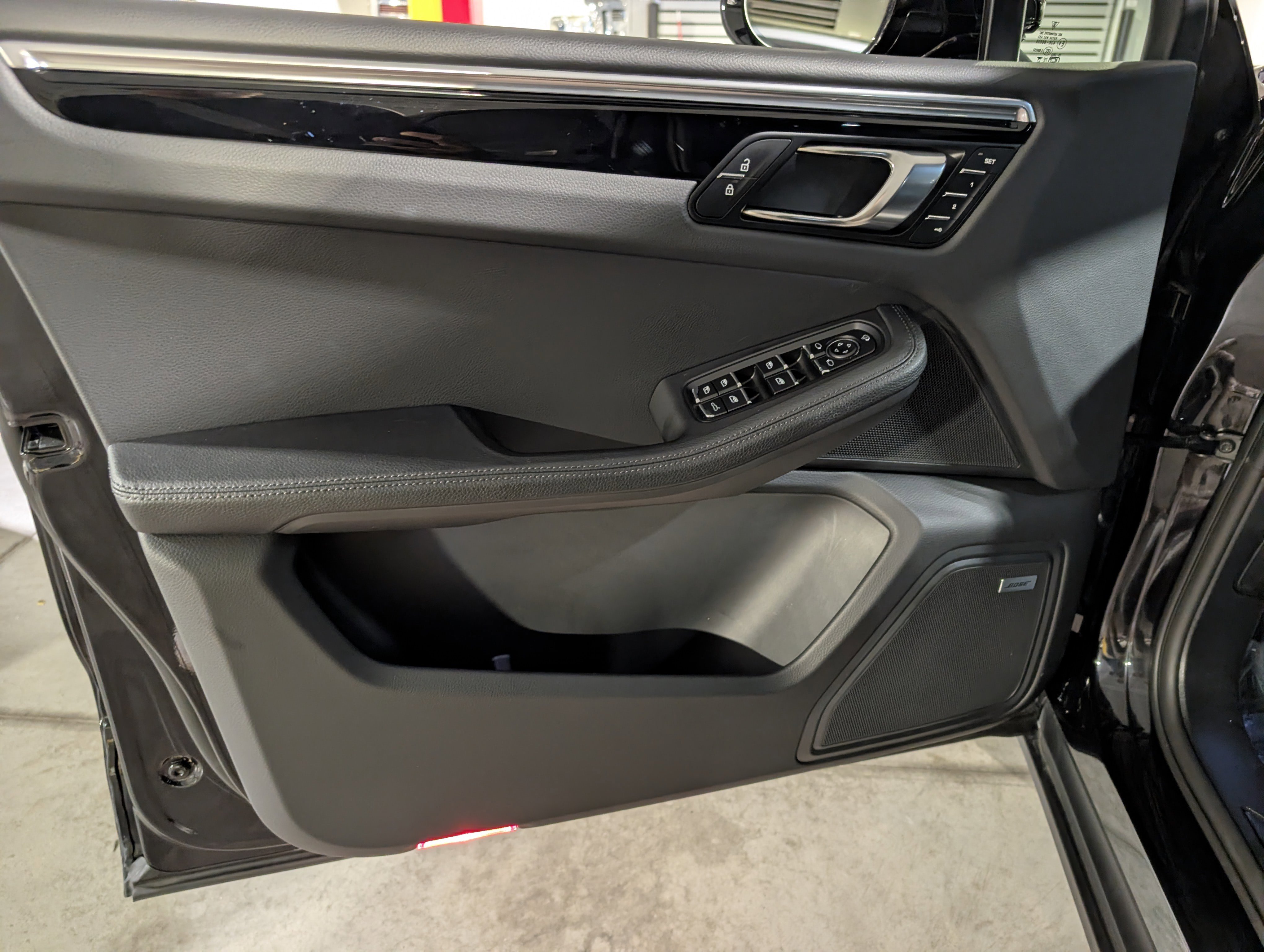 Used 2025 Porsche Macan image 26