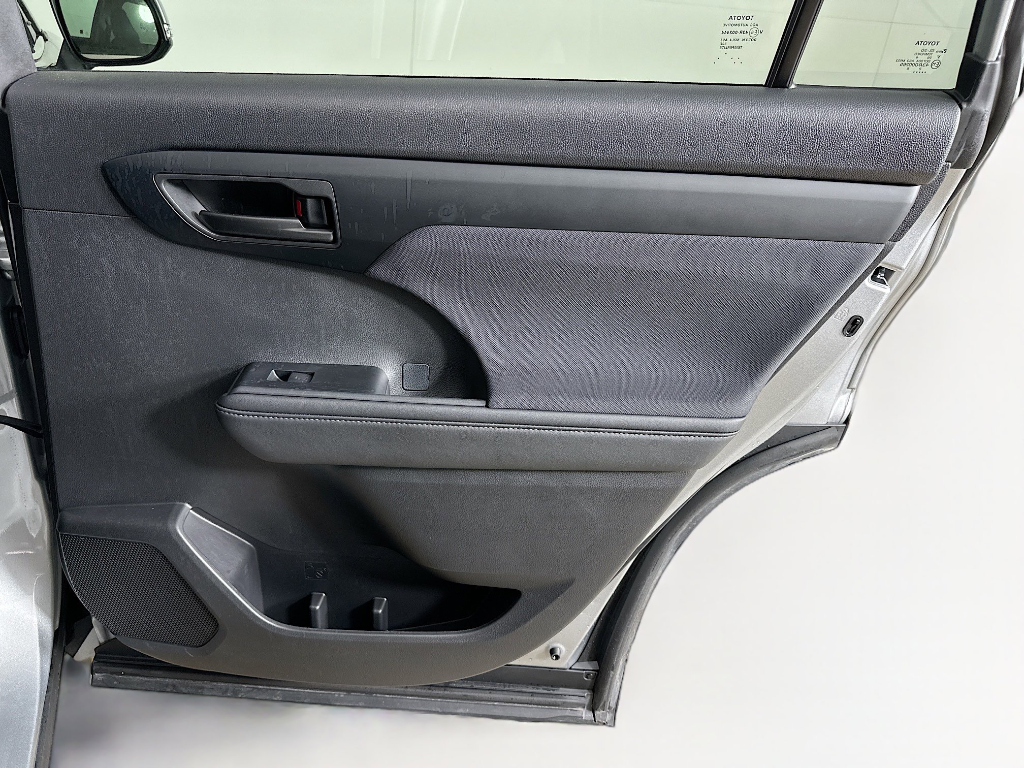 Used 2025 Toyota Highlander LE FWD image 32