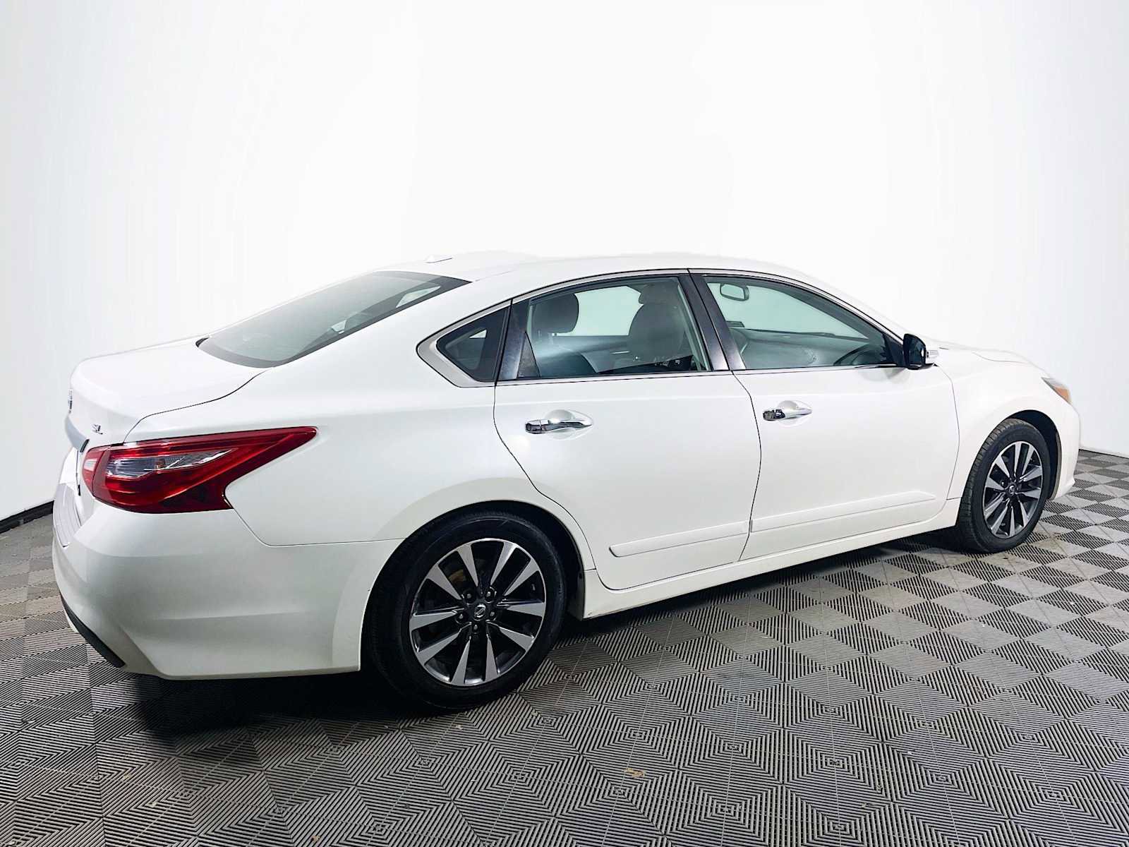 Used 2016 Nissan Altima 2.5 SL w/ 2.5 Technology w/LED Package image 4