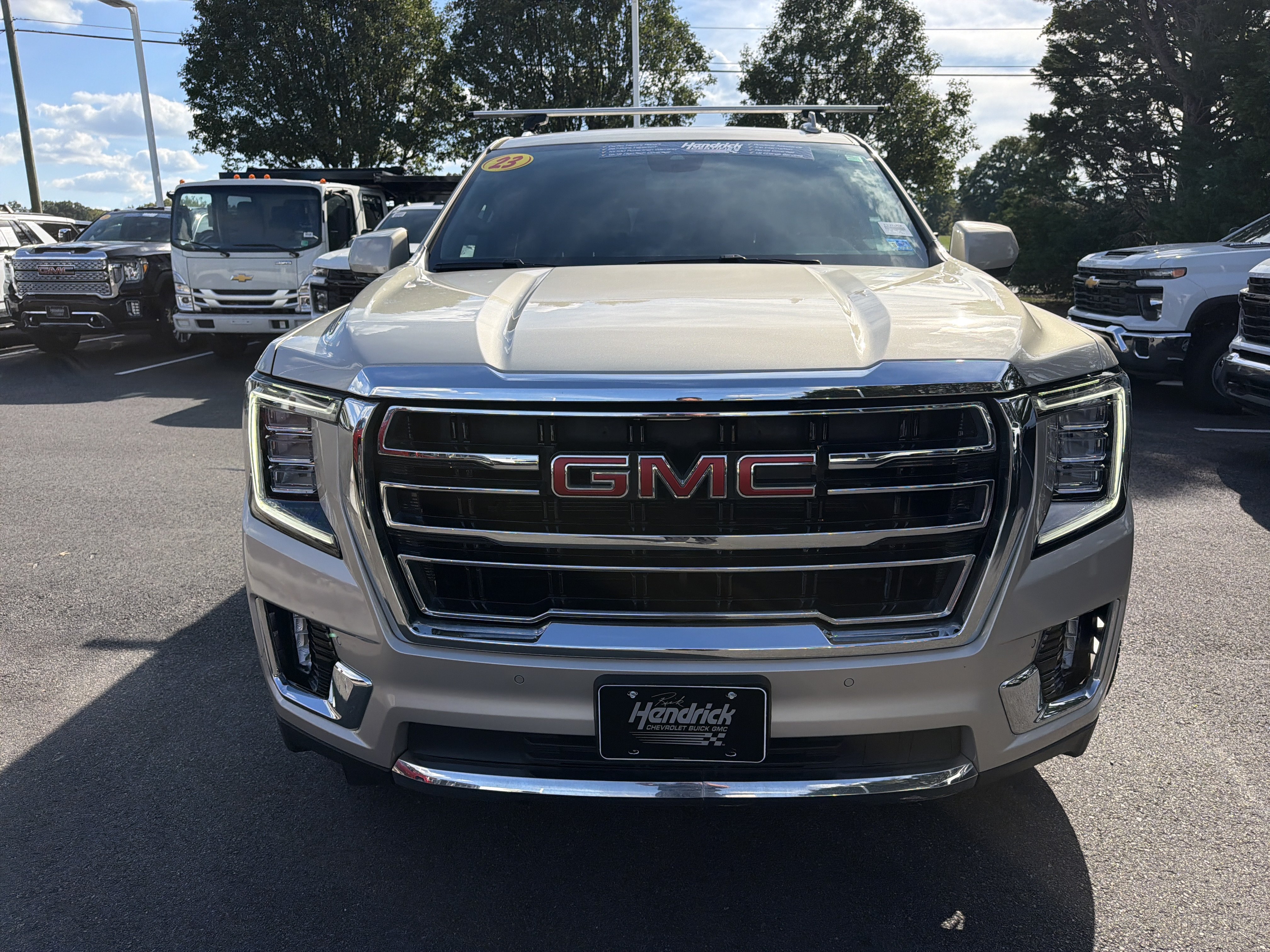 Used 2023 GMC Yukon SLT AWD/4WD image 3