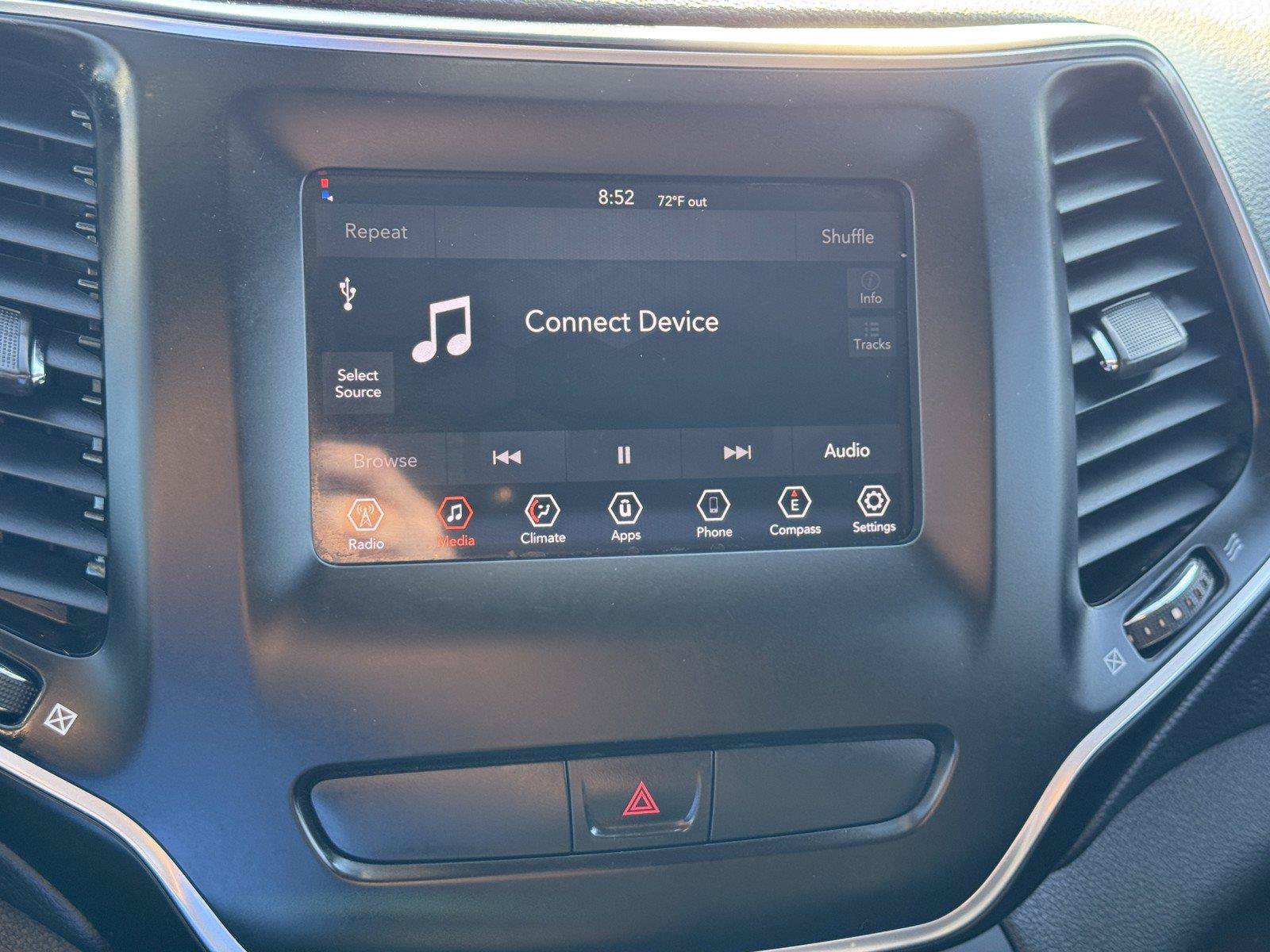 Used 2019 Jeep Cherokee Latitude w/ Popular Appearance Group FWD image 17