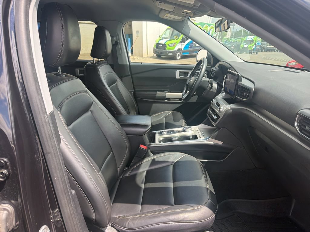 Certified 2022 Ford Explorer XLT w/ Equipment Group 202A AWD/4WD image 36