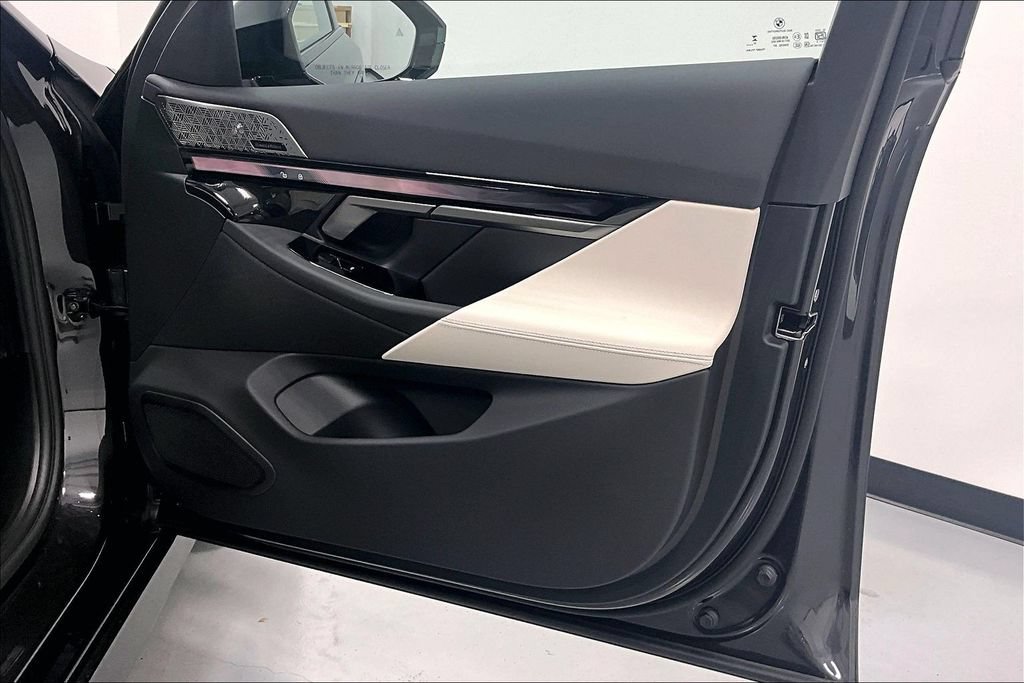 New 2026 BMW 550e xDrive AWD/4WD image 11