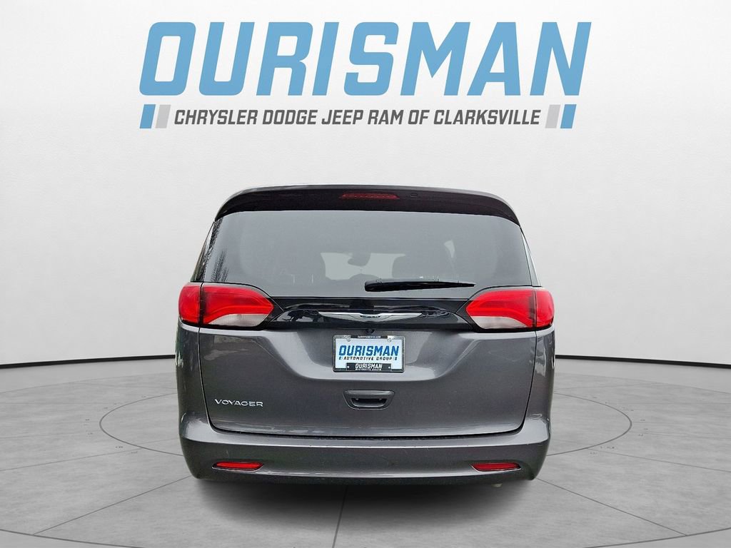 Used 2023 Chrysler Voyager LX image 5