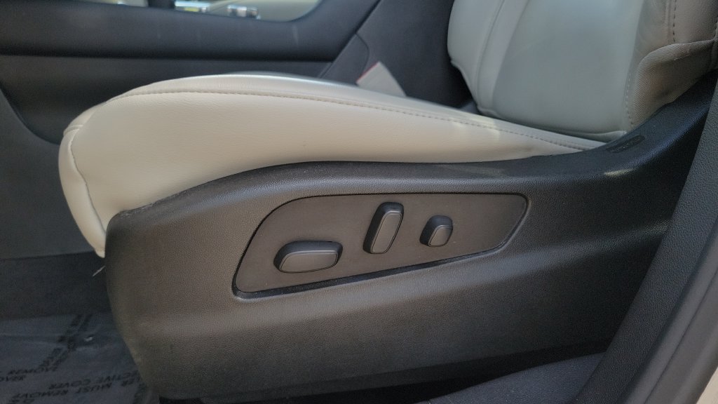 Used 2023 Cadillac XT4 Premium Luxury w/ Enhanced Visibility Package FWD image 16