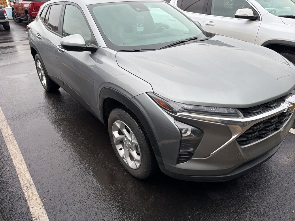 Used 2024 Chevrolet Trax LS w/ LS Convenience Package image 2