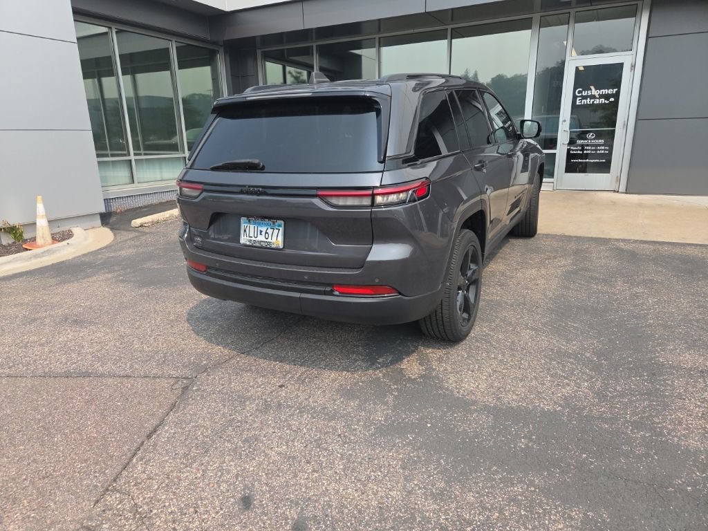 Used 2023 Jeep Grand Cherokee Altitude AWD/4WD image 16