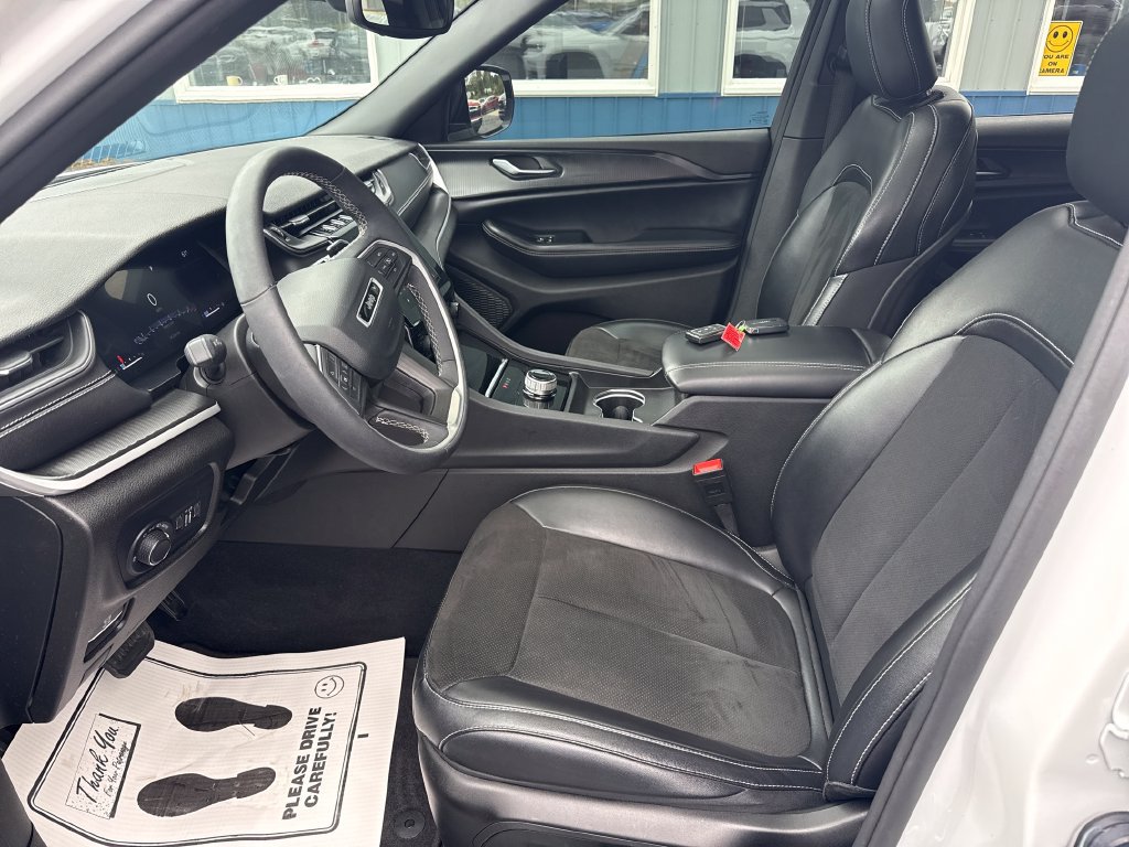 Used 2024 Jeep Grand Cherokee L Altitude AWD/4WD image 10