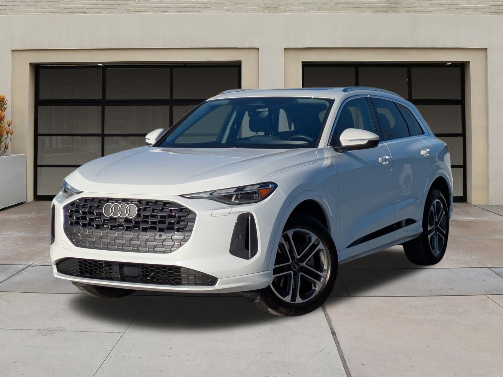 Used 2025 Audi Q5 Premium w/ Convenience Package image 3