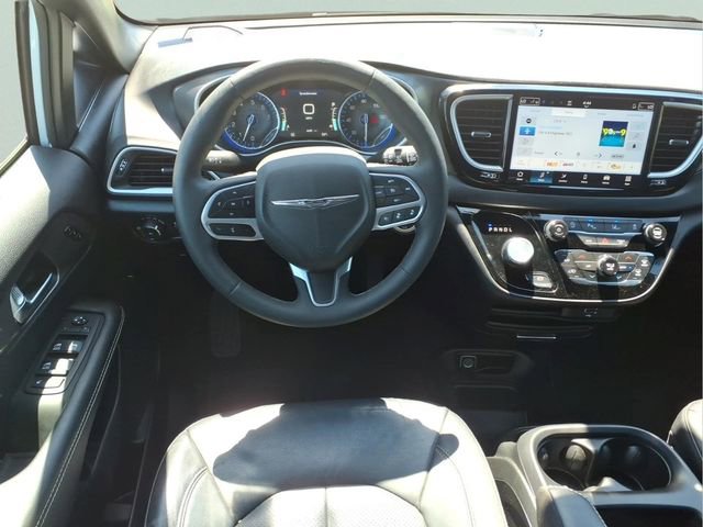 Used 2026 Chrysler Pacifica Select FWD image 4