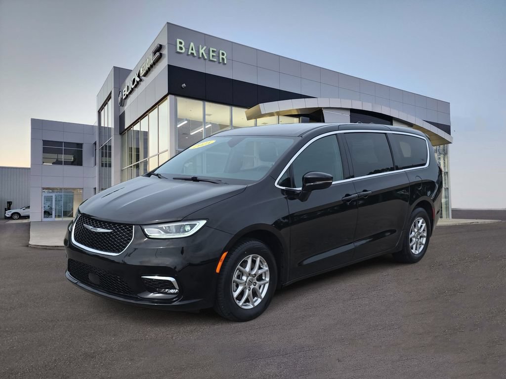 Used 2025 Chrysler Pacifica Select
