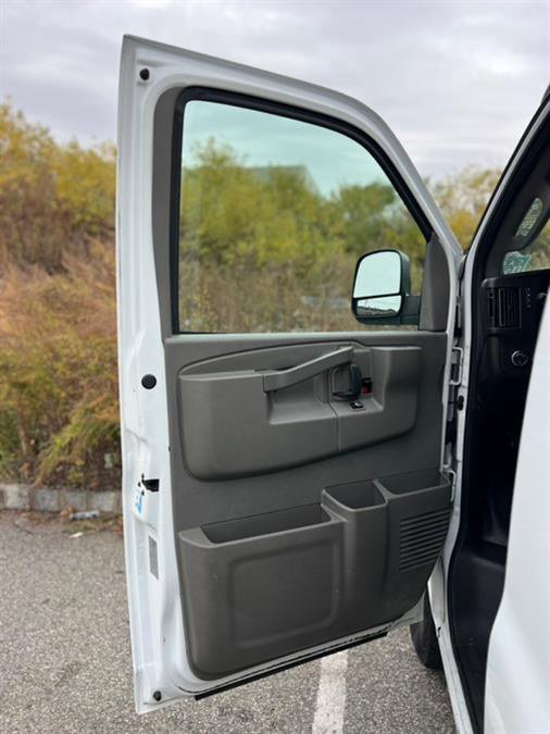 Used 2018 Chevrolet Express 2500 image 21
