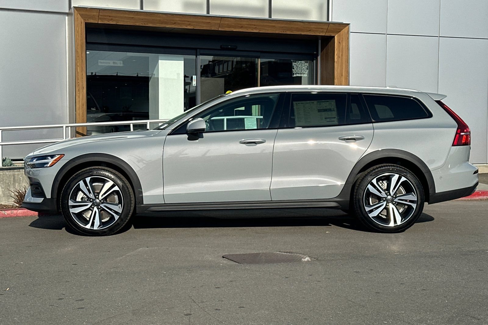 New 2026 Volvo V60 B5 Cross Country Plus w/ Climate Package AWD/4WD image 5