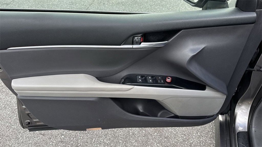 Used 2018 Toyota Camry L image 39