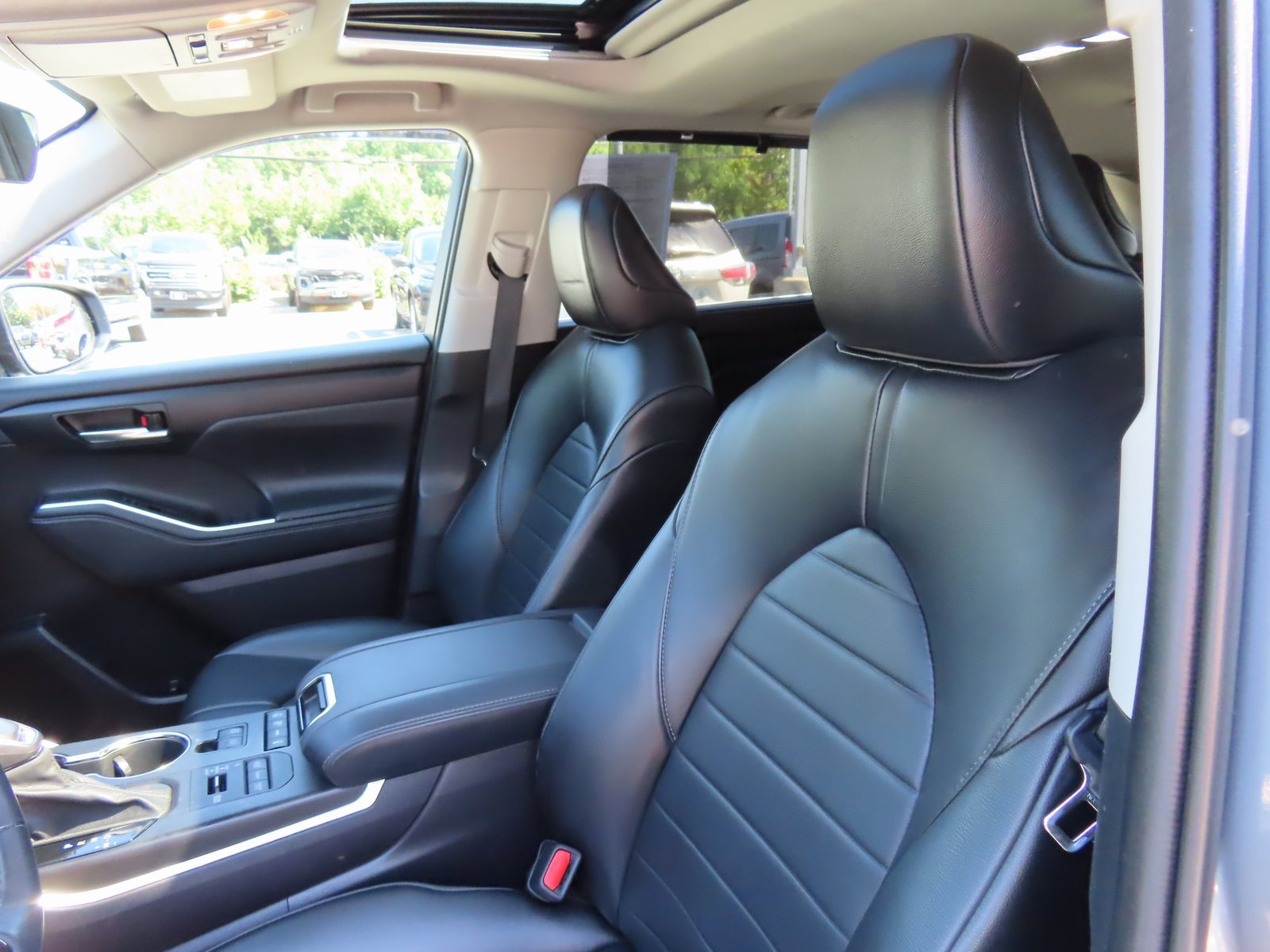 Used 2022 Toyota Highlander XLE image 33