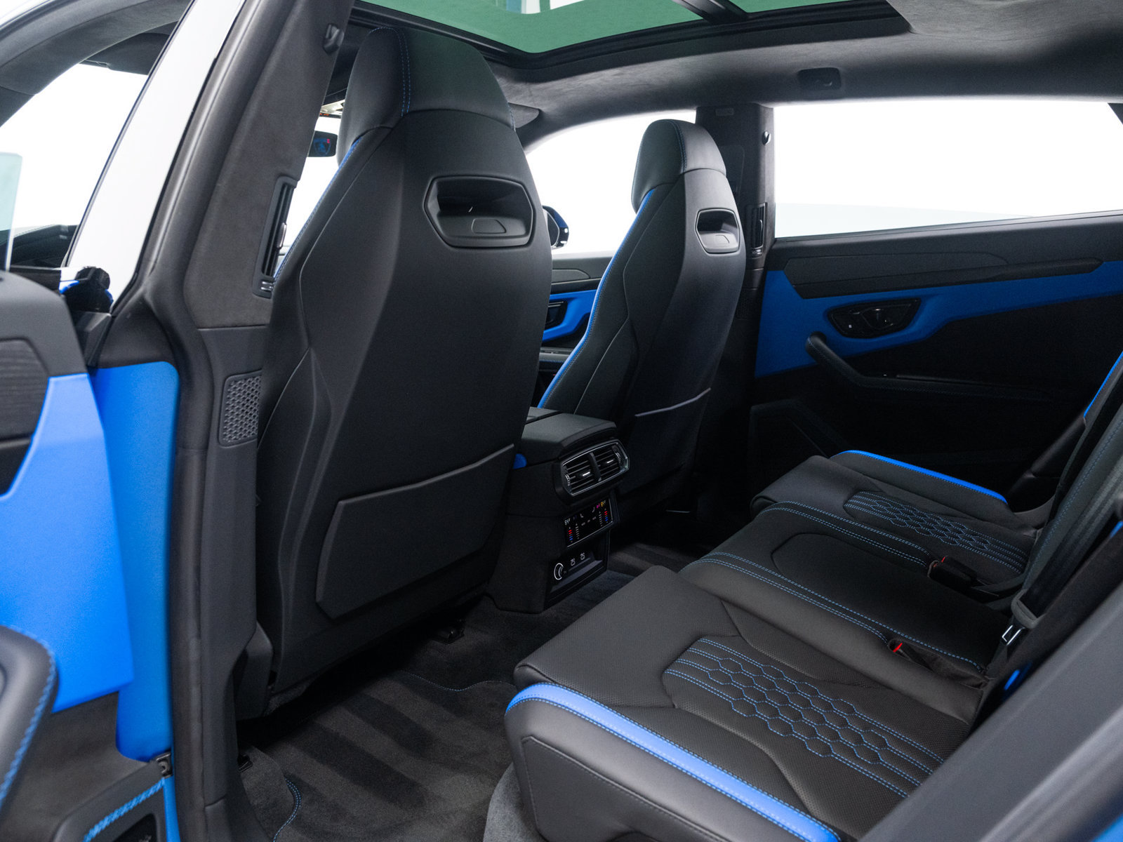Used 2025 Lamborghini Urus SE AWD/4WD image 54