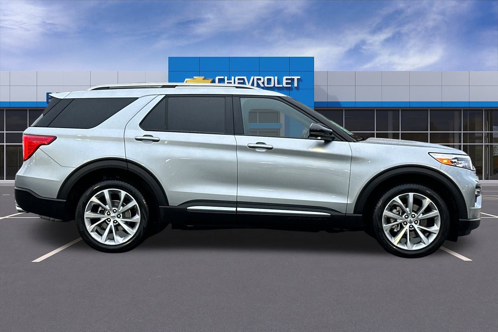 Used 2022 Ford Explorer Platinum w/ Equipment Group 601A image 3