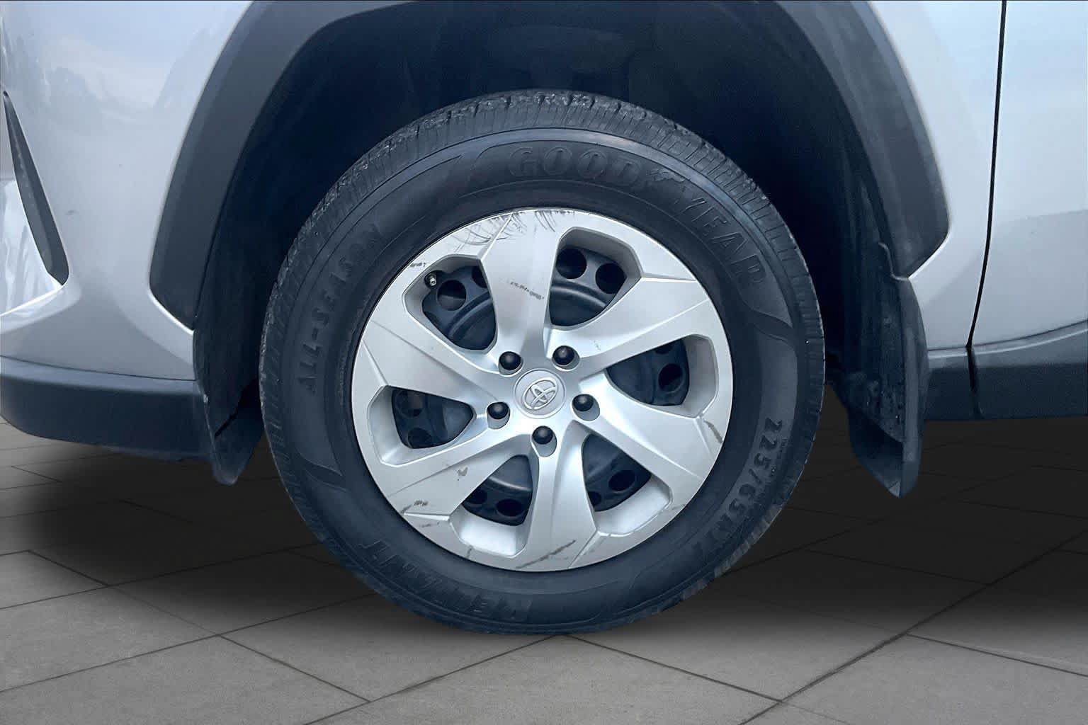 Used 2019 Toyota RAV4 LE FWD image 10