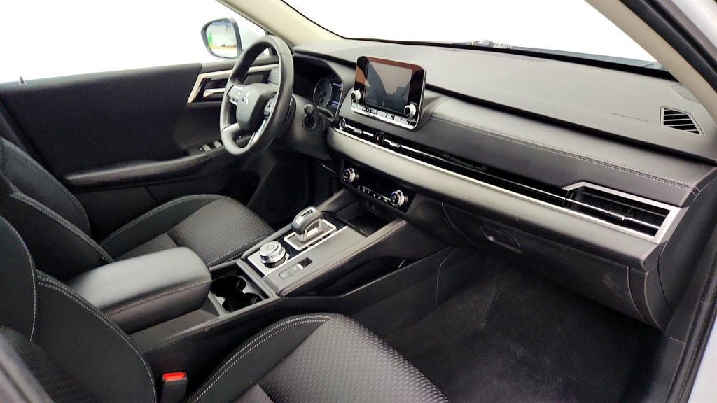 Used 2022 Mitsubishi Outlander ES FWD image 23