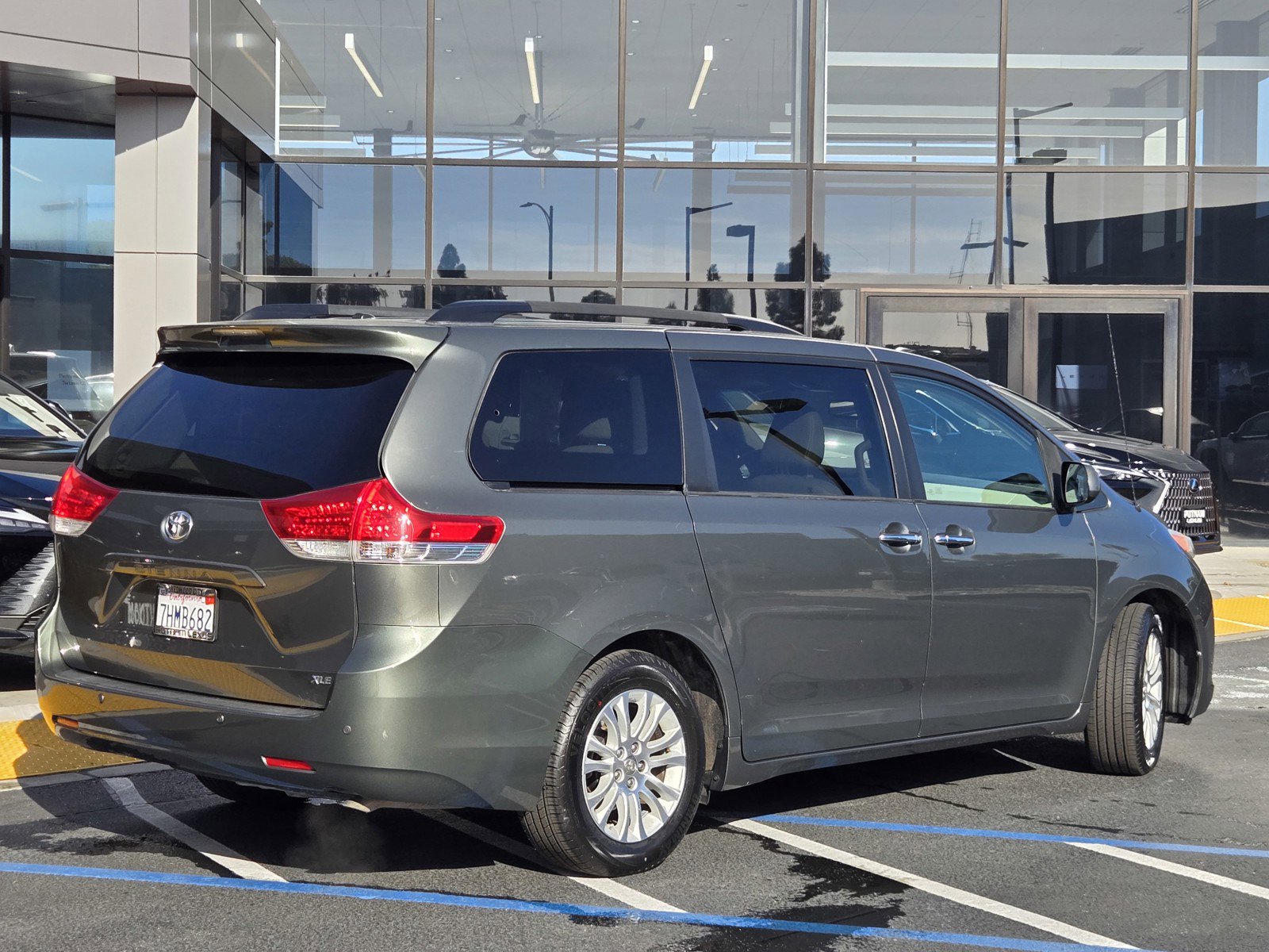 Used 2014 Toyota Sienna XLE image 4