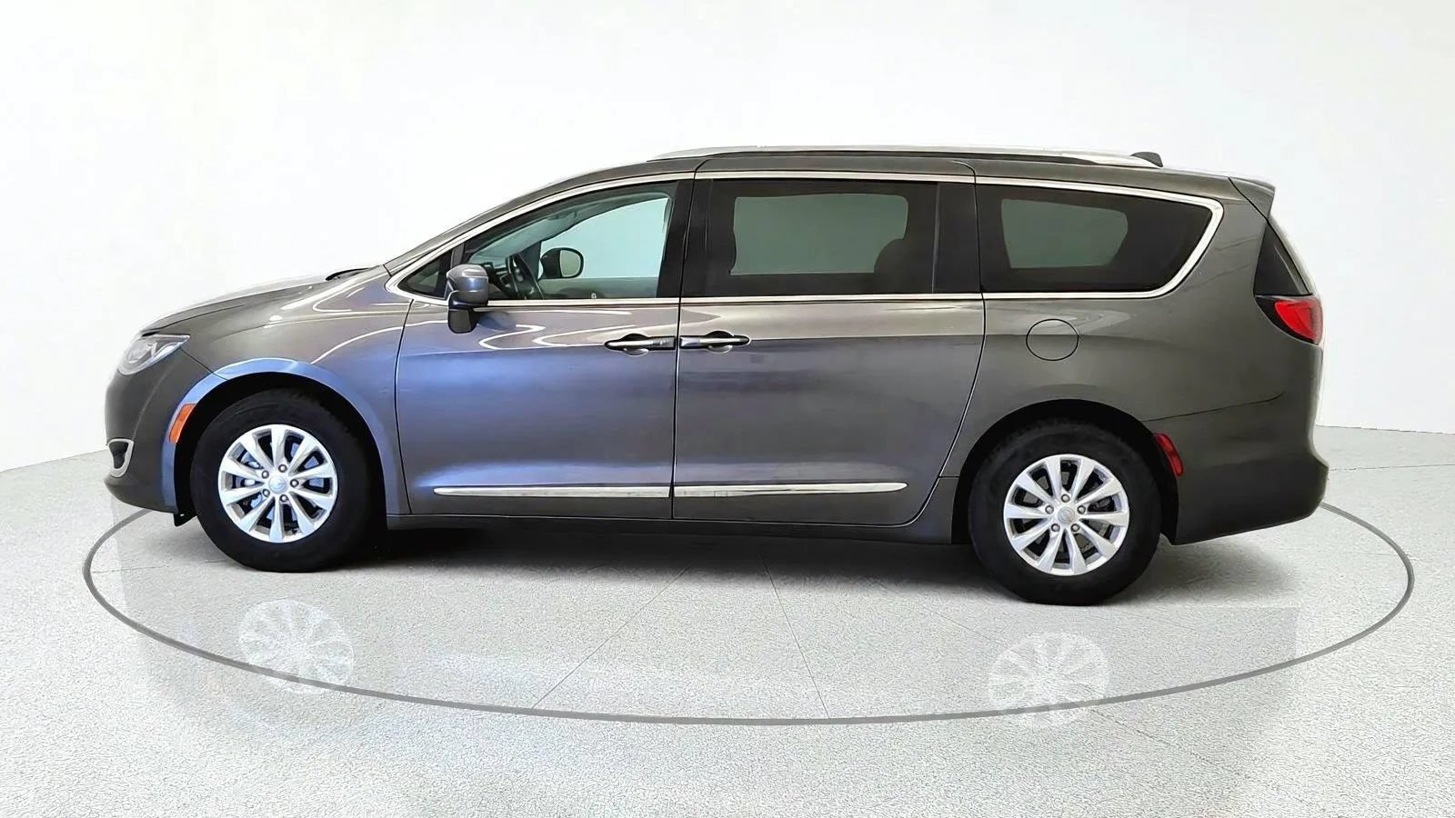 Used 2019 Chrysler Pacifica Touring-L FWD image 5