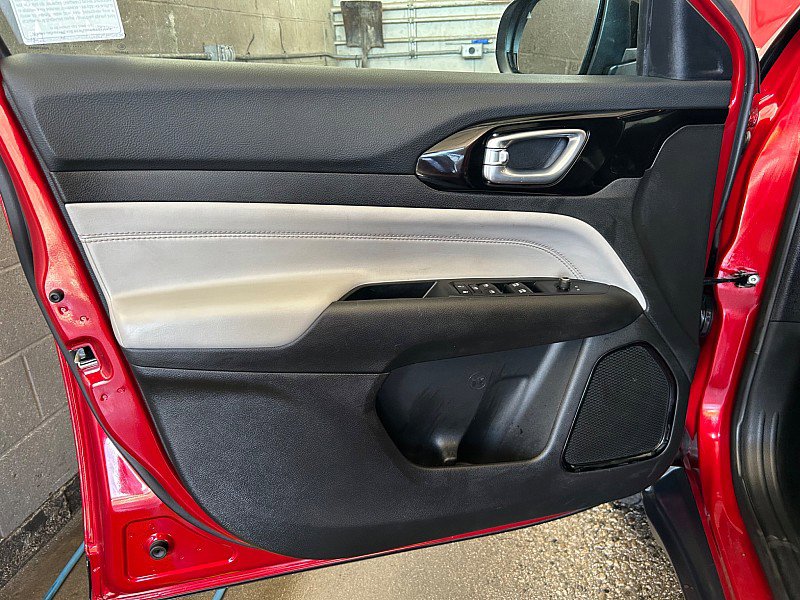 Used 2025 Jeep Compass Limited image 18