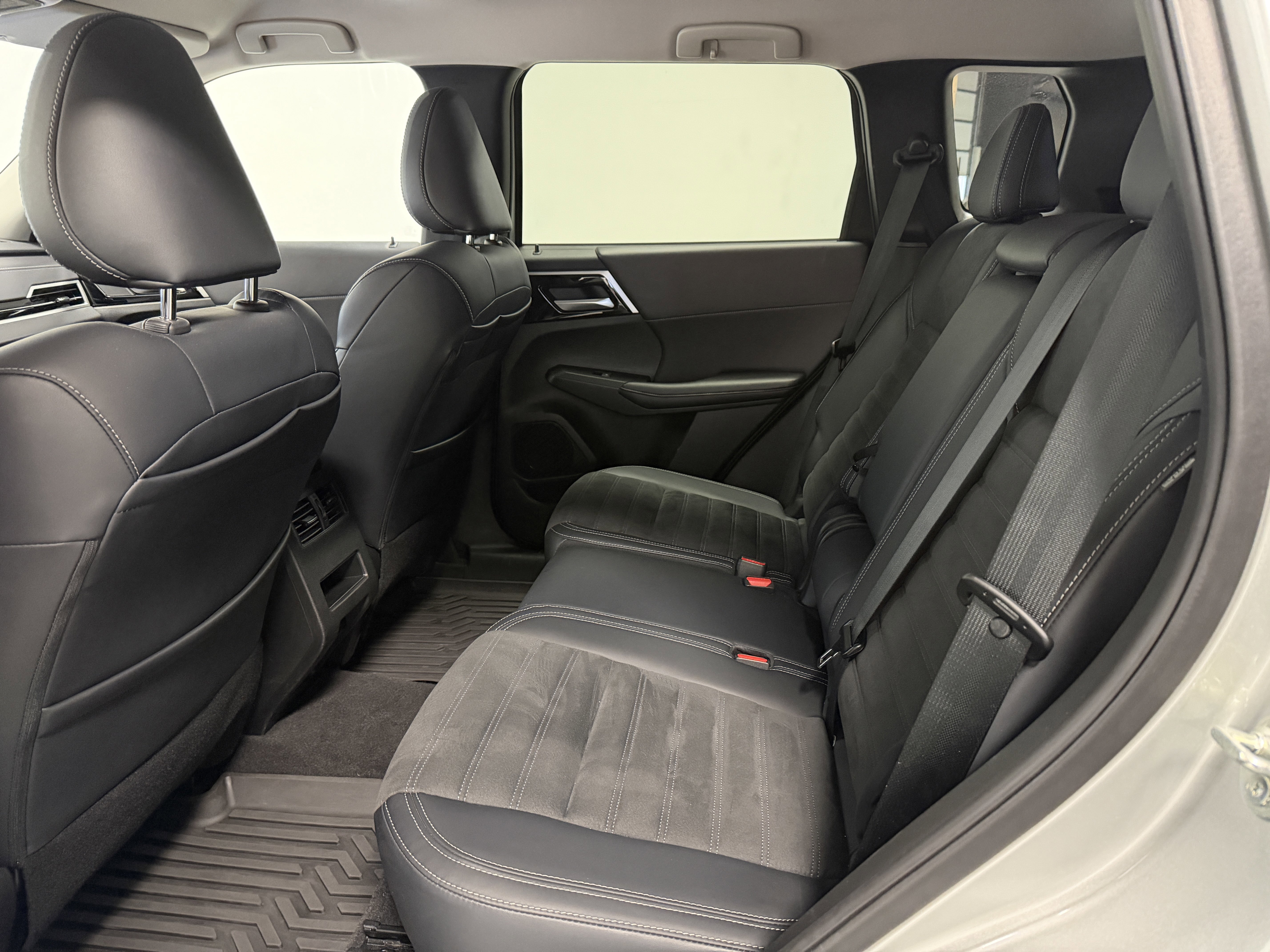 Used 2024 Mitsubishi Outlander SE image 19