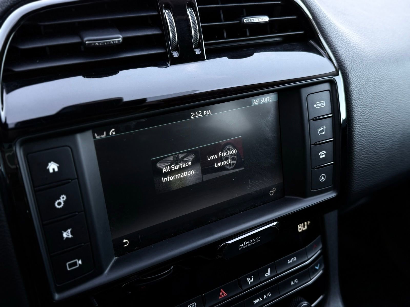 Used 2018 Jaguar F-PACE Premium image 44