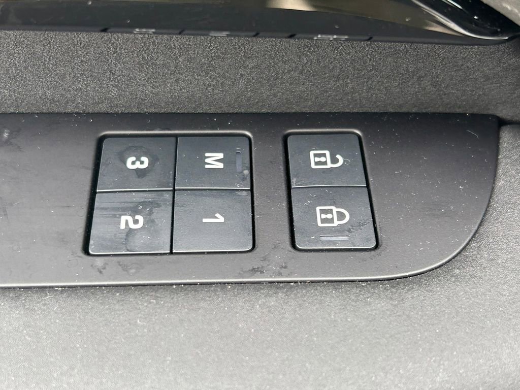 Used 2025 Land Rover Discovery S image 27